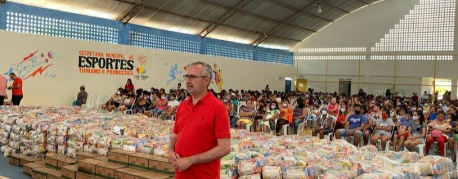 Prefeitura entrega cestas básicas as famílias chã-pretenses.