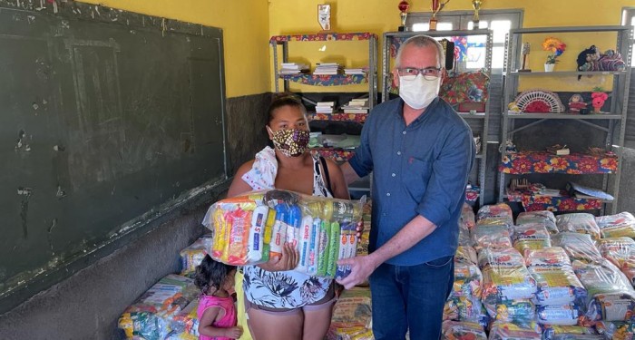 Prefeitura de Chã Preta entrega 200 cestas básicas