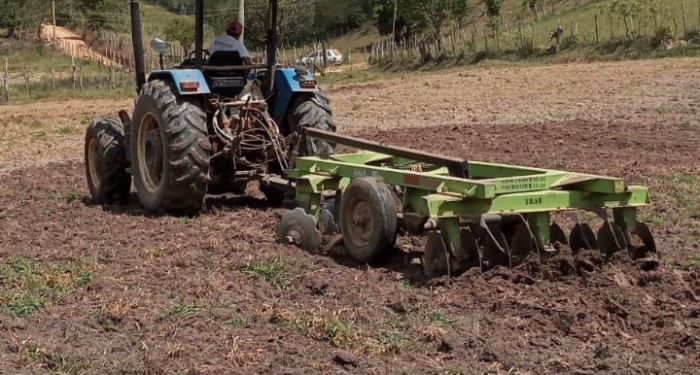 Para fomentar agricultura, Prefeitura de Chã Preta disponibiliza tratores para aração de terras
